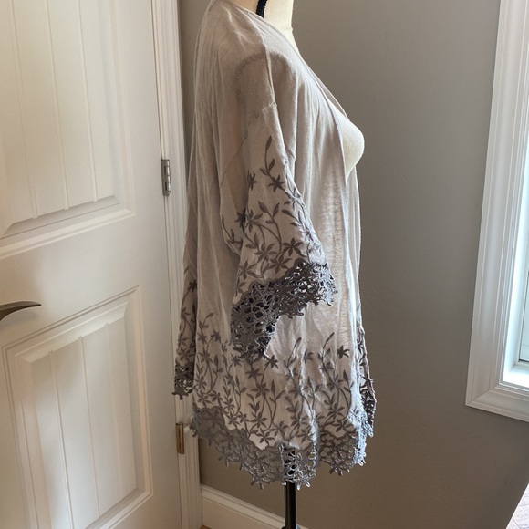 Gorgeous lace flower cardigan! - Picture 4 of 8